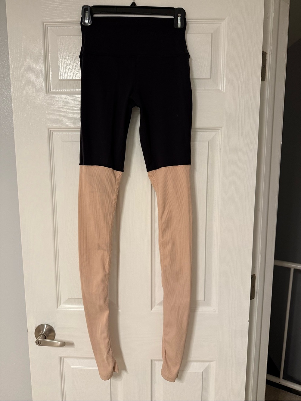 ALO Yoga Black and Nude Colorblock Leggings has slight discoloration see picture